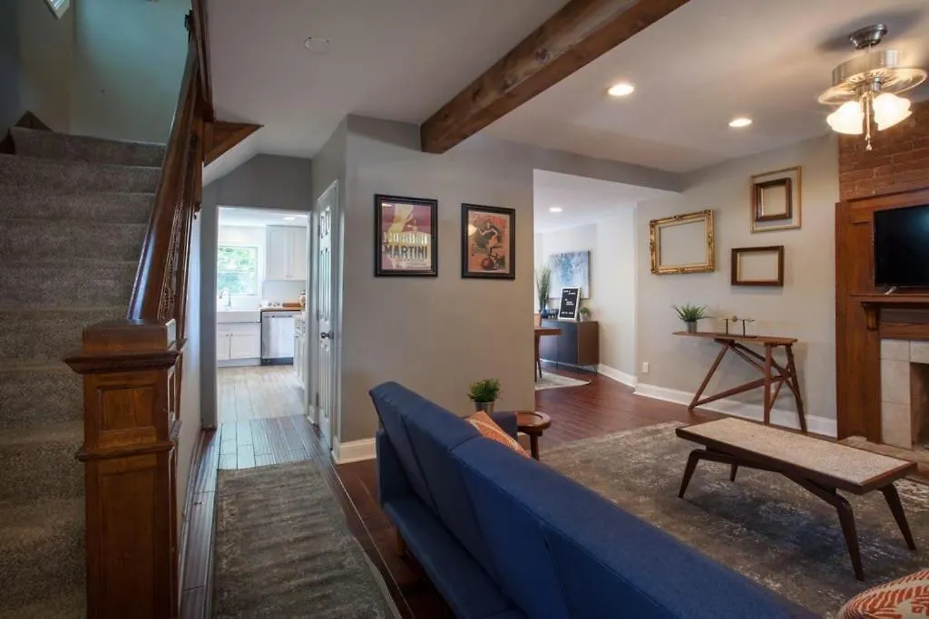 Holiday home Light And Bright Renovated Farmhouse In The City Villa Pittsburgh