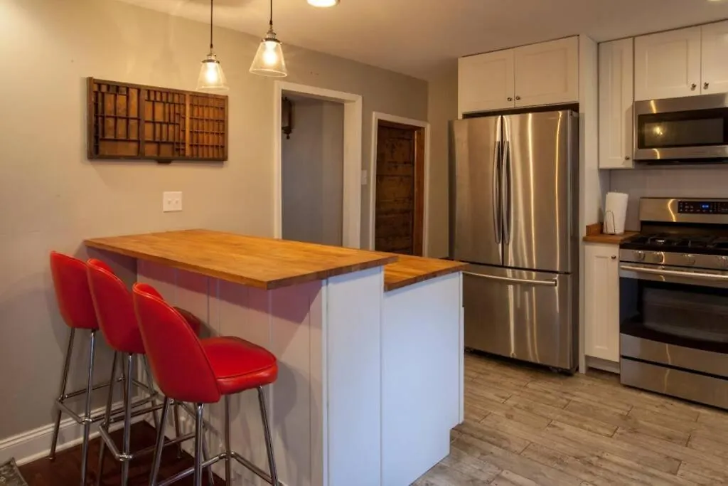 Holiday home Light And Bright Renovated Farmhouse In The City Villa Pittsburgh
